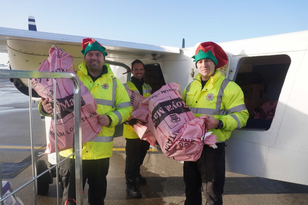 Skybus team load plane with mail