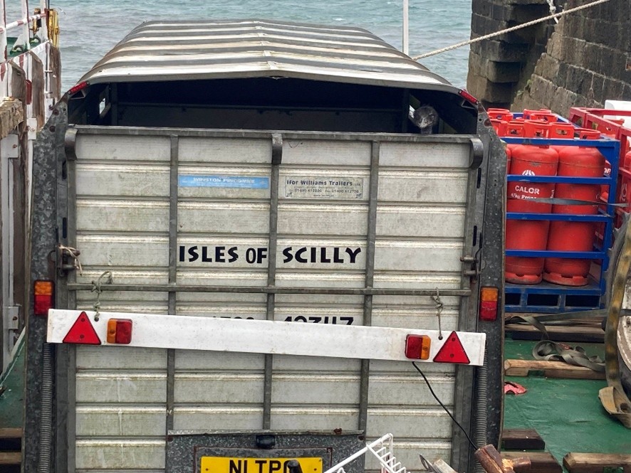 Emu in trailer on Gry Maritha