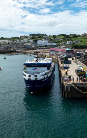 Menawethan coming alongside St Mary's Quay