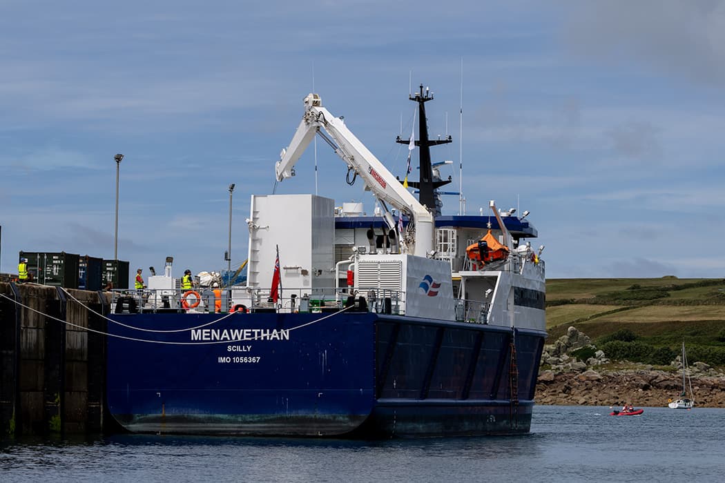 Menawethan operating her crane, St Mary's