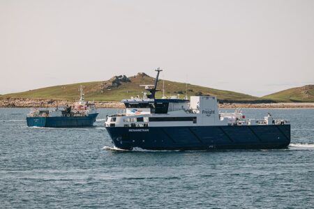 Menawethan sailing past Gry Maritha with the island of Samson in the background