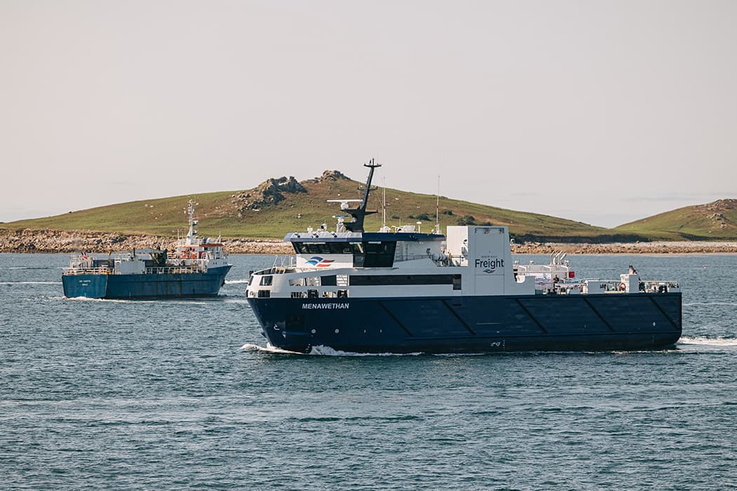 Menawethan sailing past Gry Maritha with the island of Samson in the background