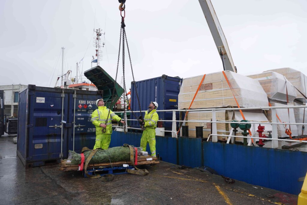 Quayside team lift Christmas trees onto Gry Maritha
