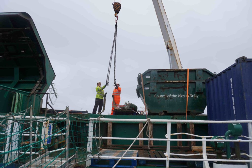 Christmas tree lifted onto vessel with crane